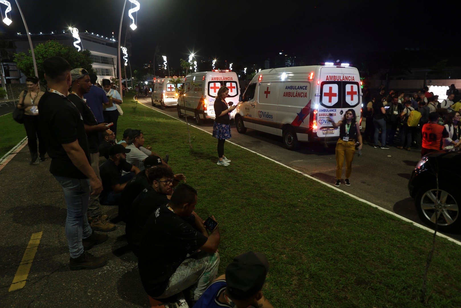Ambul&acirc;ncias e carros da PF (Pol&iacute;cia Federal) em frente &agrave; entrada da Zona Azul da COP30, na noite de 3&ordf; feira (11.nov.2025), depois de tentativa de invas&atilde;o do local por manifestantes