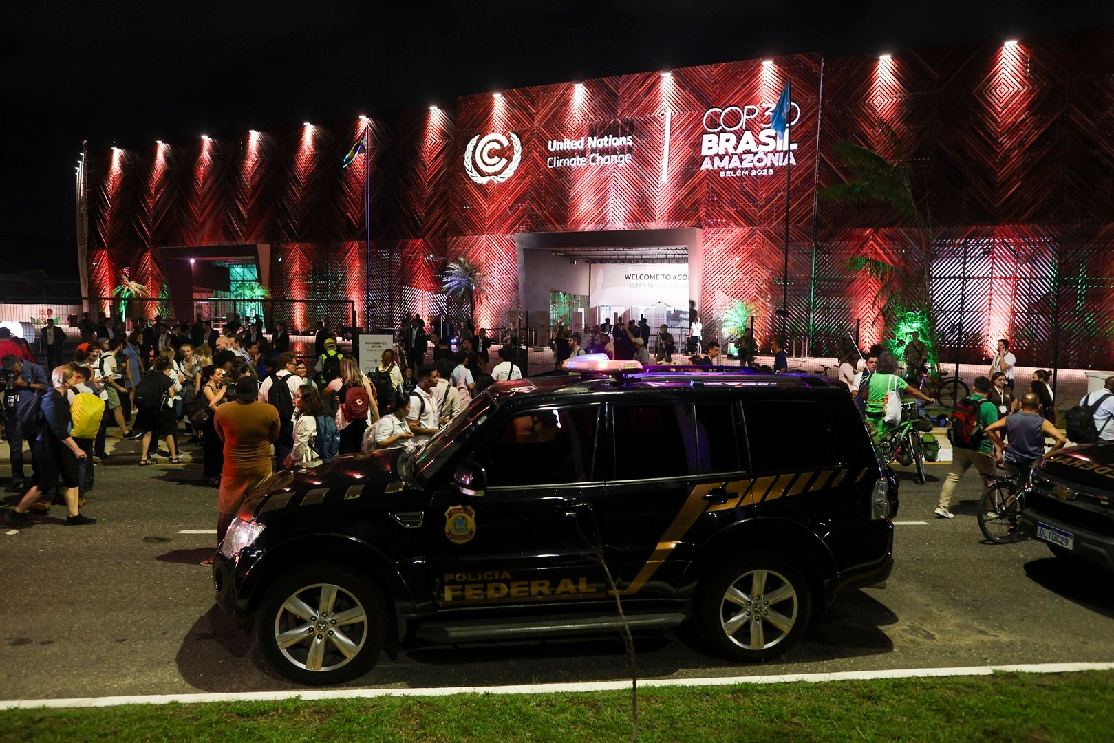 Ambul&acirc;ncias e carros da PF (Pol&iacute;cia Federal) em frente &agrave; entrada da Zona Azul da COP30, na noite de 3&ordf; feira (11.nov.2025), depois de tentativa de invas&atilde;o do local por manifestantes