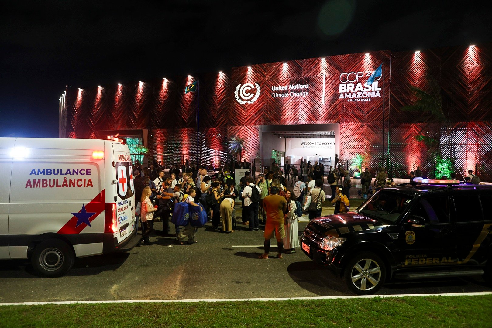 Ambul&acirc;ncias e carros da PF (Pol&iacute;cia Federal) em frente &agrave; entrada da Zona Azul da COP30, na noite de 3&ordf; feira (11.nov.2025), depois de tentativa de invas&atilde;o do local por manifestantes