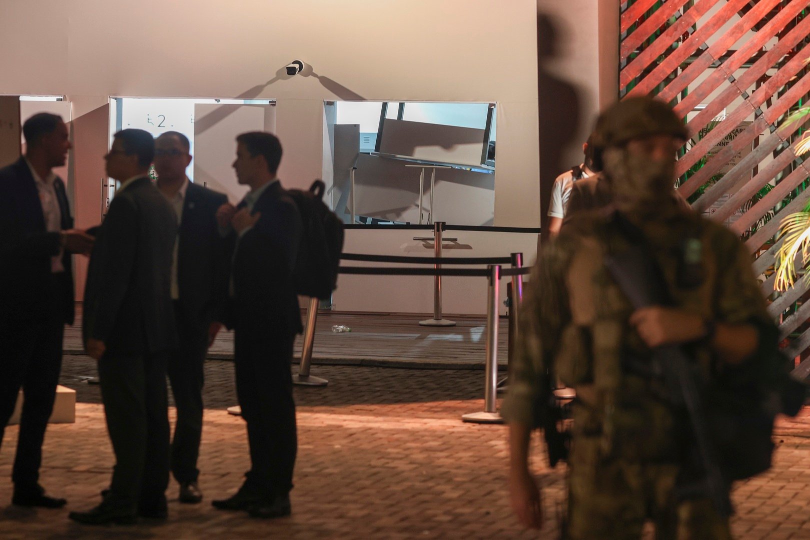 Pol&iacute;cia fecha acesso principal da Zona Azul da COP30, na noite de 3&ordf; feira (11.nov.2025), depois de tentativa de invas&atilde;o do local por manifestantes