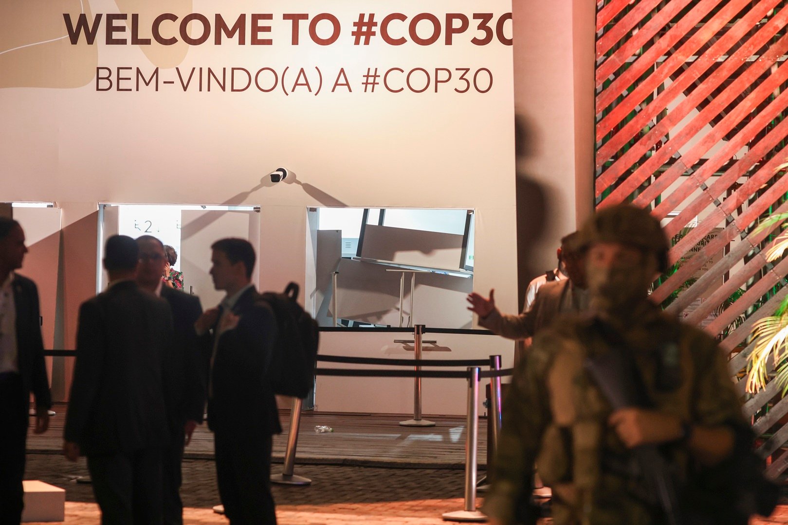 Pol&iacute;cia fecha acesso principal da Zona Azul da COP30, na noite de 3&ordf; feira (11.nov.2025), depois de tentativa de invas&atilde;o do local por manifestantes