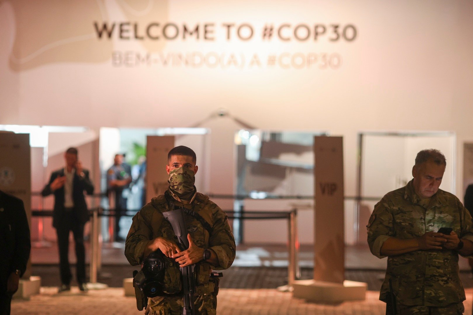 Pol&iacute;cia fecha acesso principal da Zona Azul da COP30, na noite de 3&ordf; feira (11.nov.2025), depois de tentativa de invas&atilde;o do local por manifestantes