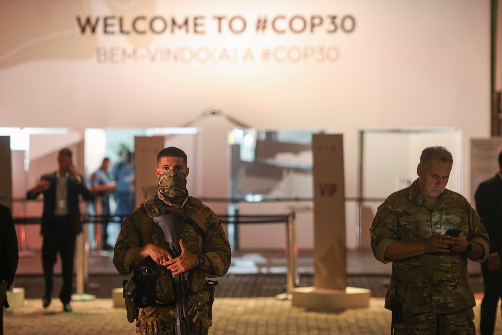 Pol&iacute;cia fecha acesso principal da Zona Azul da COP30, na noite de 3&ordf; feira (11.nov.2025), depois de tentativa de invas&atilde;o do local por manifestantes