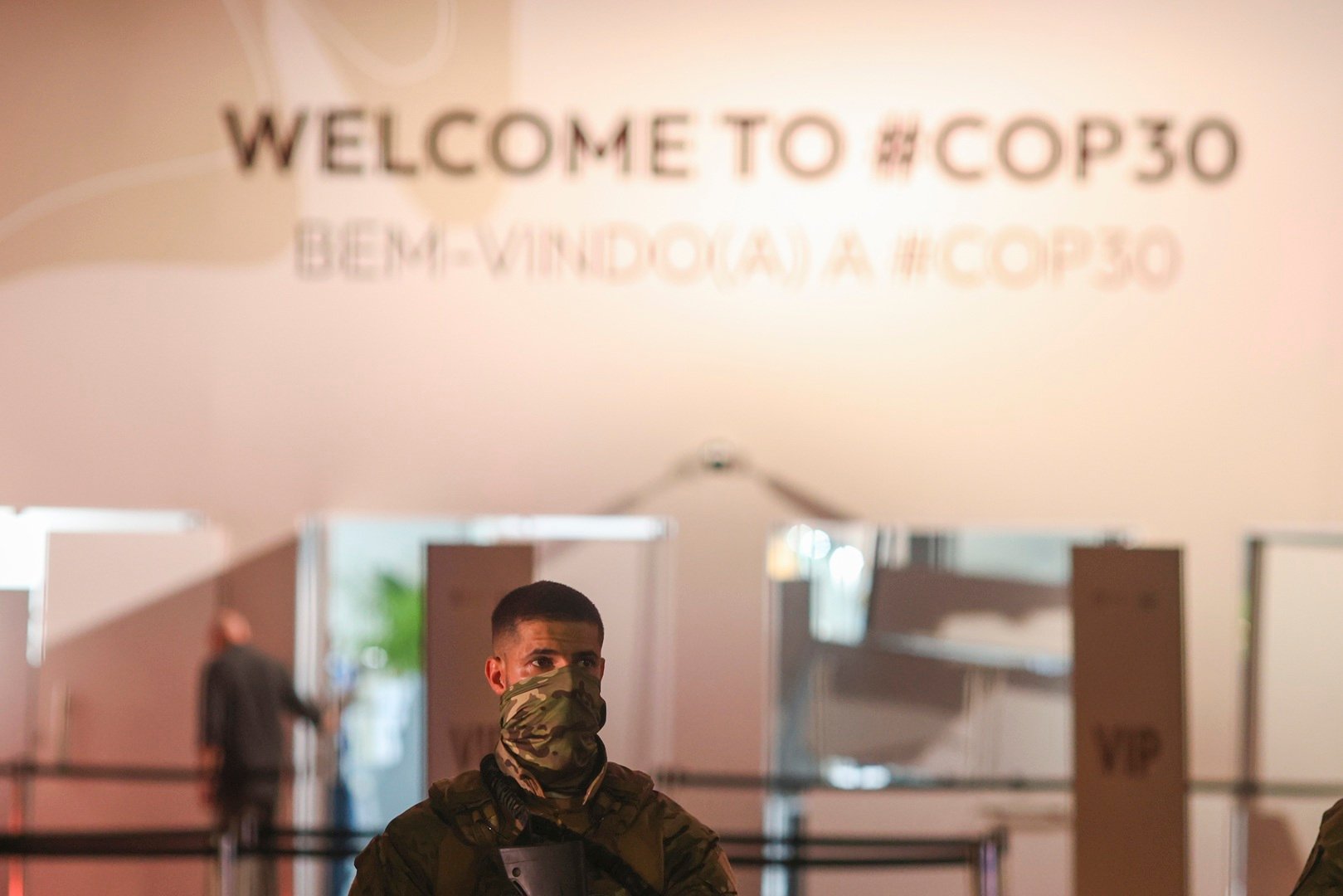Pol&iacute;cia fecha acesso principal da Zona Azul da COP30, na noite de 3&ordf; feira (11.nov.2025), depois de tentativa de invas&atilde;o do local por manifestantes