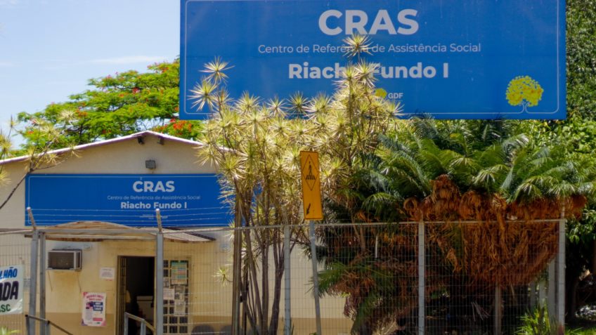 Na imagem, a fachada o Cras (Centro de Refer&ecirc;ncia de Assist&ecirc;ncia Social) do Riacho Fundo 1, no Distrito Federal