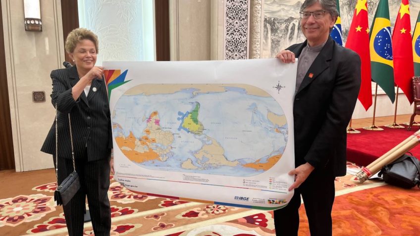 Dilma e Marcio Pochmann segurando o mapa-mundi invertido.