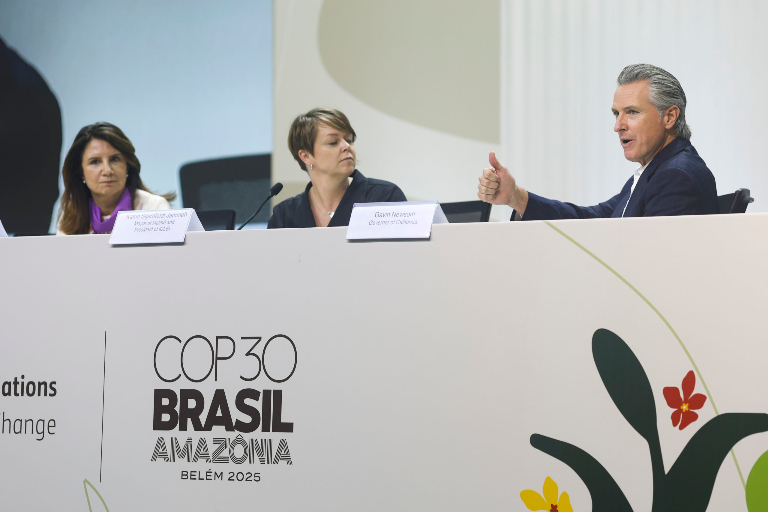 O governador da Calif&oacute;rnia, Gavin Newsom (Partido Democrata), AnaToni (CEO da COP30)
 e Katrin Stjernfeldt (presidente do ICLEI) durante entrevista coletiva