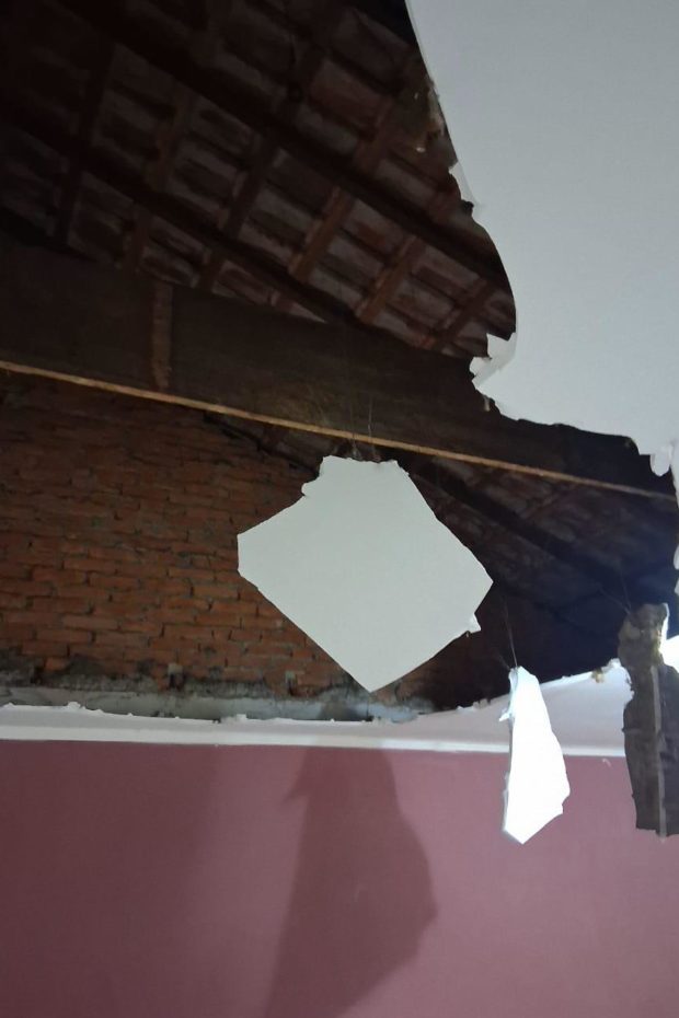 Teto ca&iacute;do de uma das casas afetadas pelo incendio 