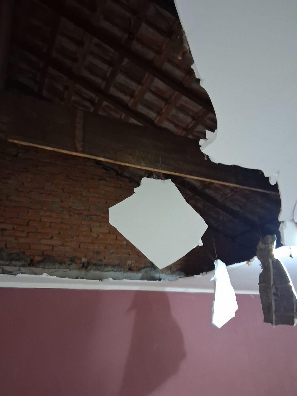 Teto ca&iacute;do de uma das casas afetadas pelo incendio 