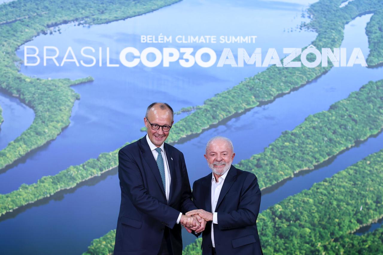 Lula e o chanceler alem&atilde;o Friedrich Merz ap&oacute;s encontro bilateral em Bel&eacute;m; Alemanha prometeu apoio &ldquo;significativo&rdquo; ao fundo florestal liderado pelo Brasil