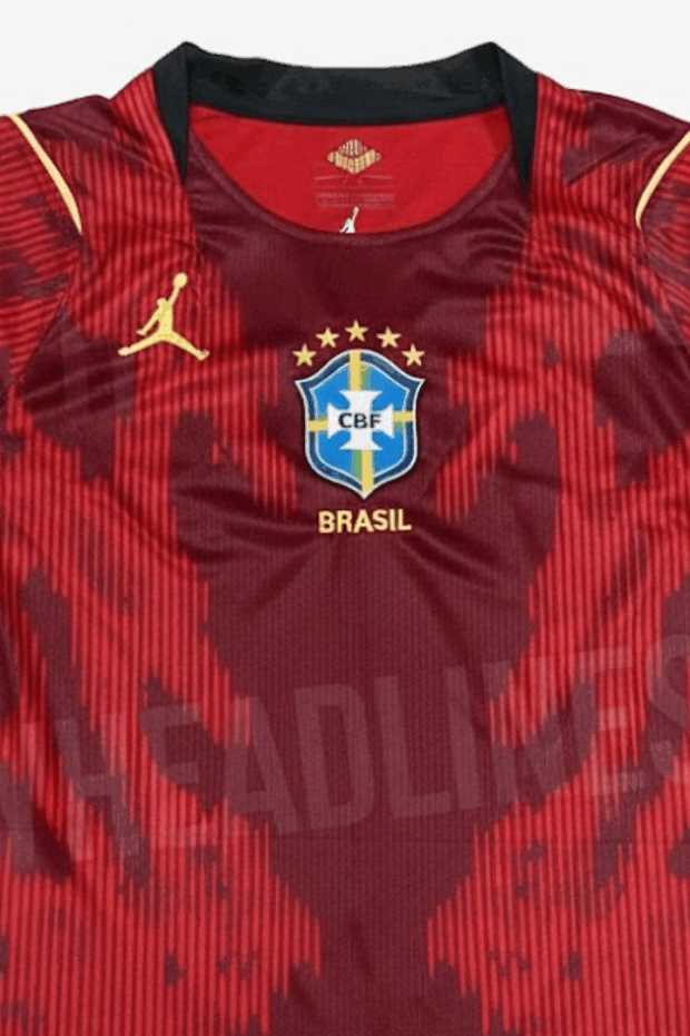 Na imagem, a suposta camisa vermelha que estaria em produ&ccedil;&atilde;o antes de o atual presidente da CBF, Samir Xaud, ordenar que a fabrica&ccedil;&atilde;o fosse interrompida.