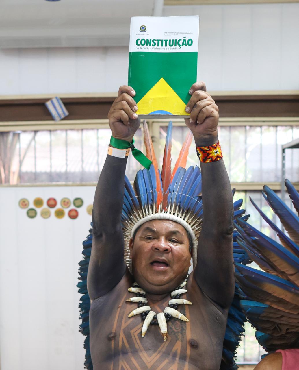 Manifestantes ind&iacute;genas avan&ccedil;aram sobre os port&otilde;es da &aacute;rea restrita da COP30 e entraram em confronto com a seguran&ccedil;a 