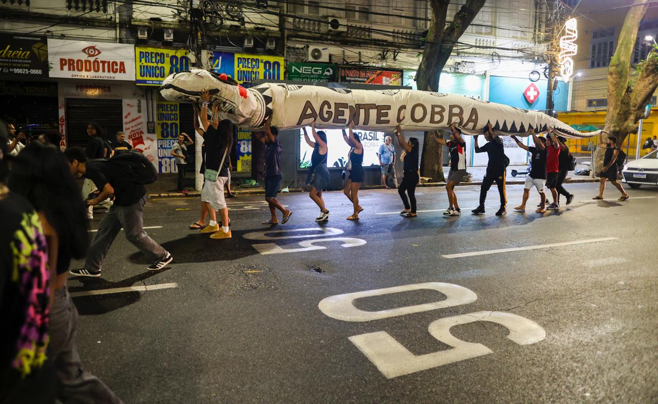 Integrantes da Oxfam Brasil e da Alian&ccedil;a dos Povos pelo Clima desfilaram uma cobra infl&aacute;vel gigante pelas ruas de Bel&eacute;m; a iniciativa integra a campanha &ldquo;A gente cobra&rdquo;, que reivindica protagonismo para quem protege a floresta