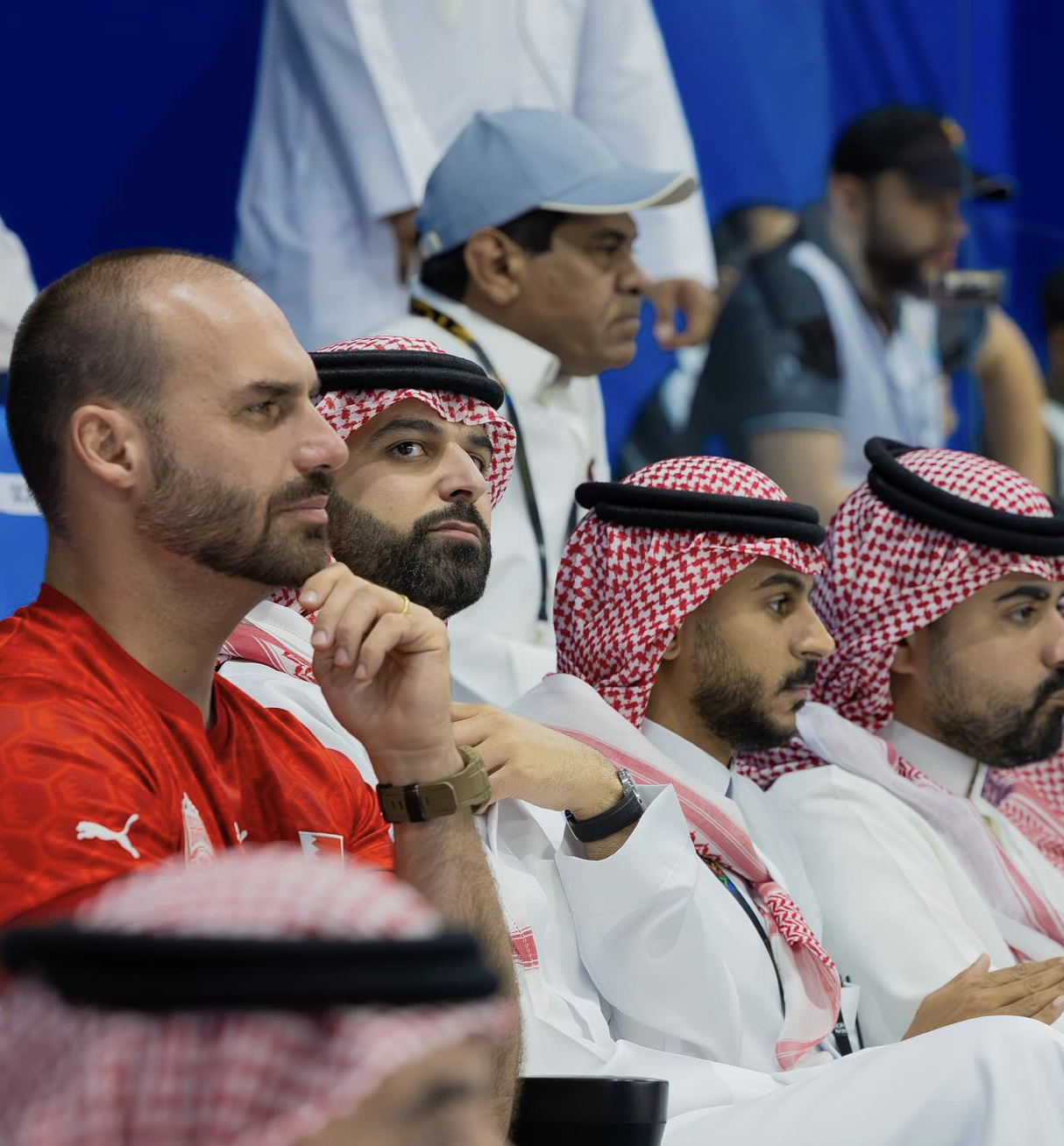 Eduardo Bolsonaro com a camisa da sele&ccedil;&atilde;o do Bahrein