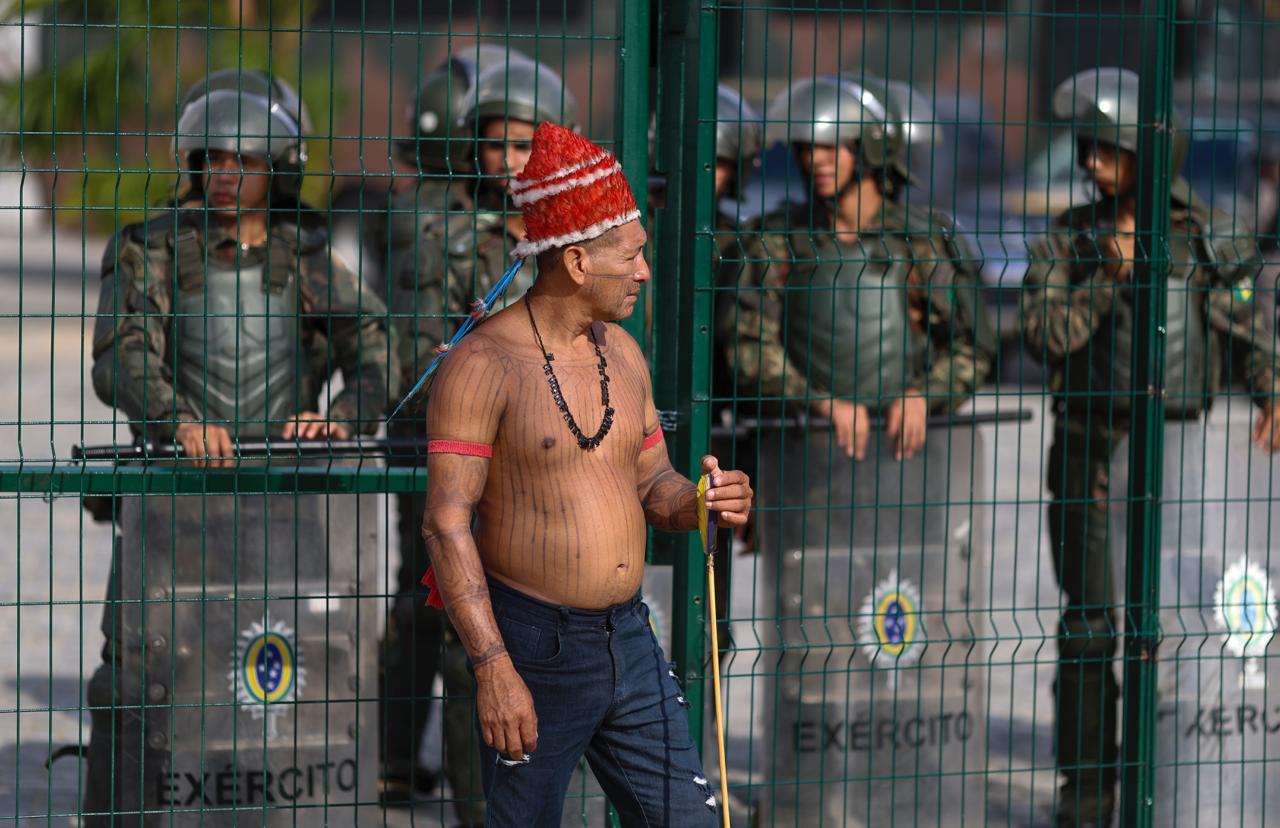 Ind&iacute;genas protestam na entrada da Zona Azul na COP30