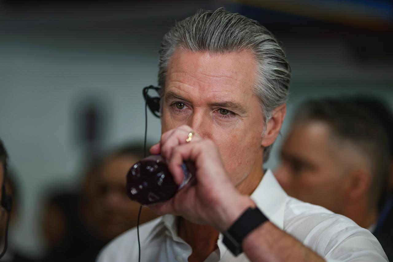 O governador da Calif&oacute;rnia, Gavin Newsom tomou kombucha de a&ccedil;a&iacute;