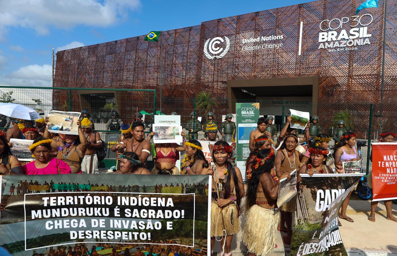 Ind&iacute;genas de diversas etnias, dentre elas a Munduruku, protestaram por cerca de 3 horas na entrada da Zona Azul da COP30 na manh&atilde; desta 6&ordf; feira (14.nov.2025)