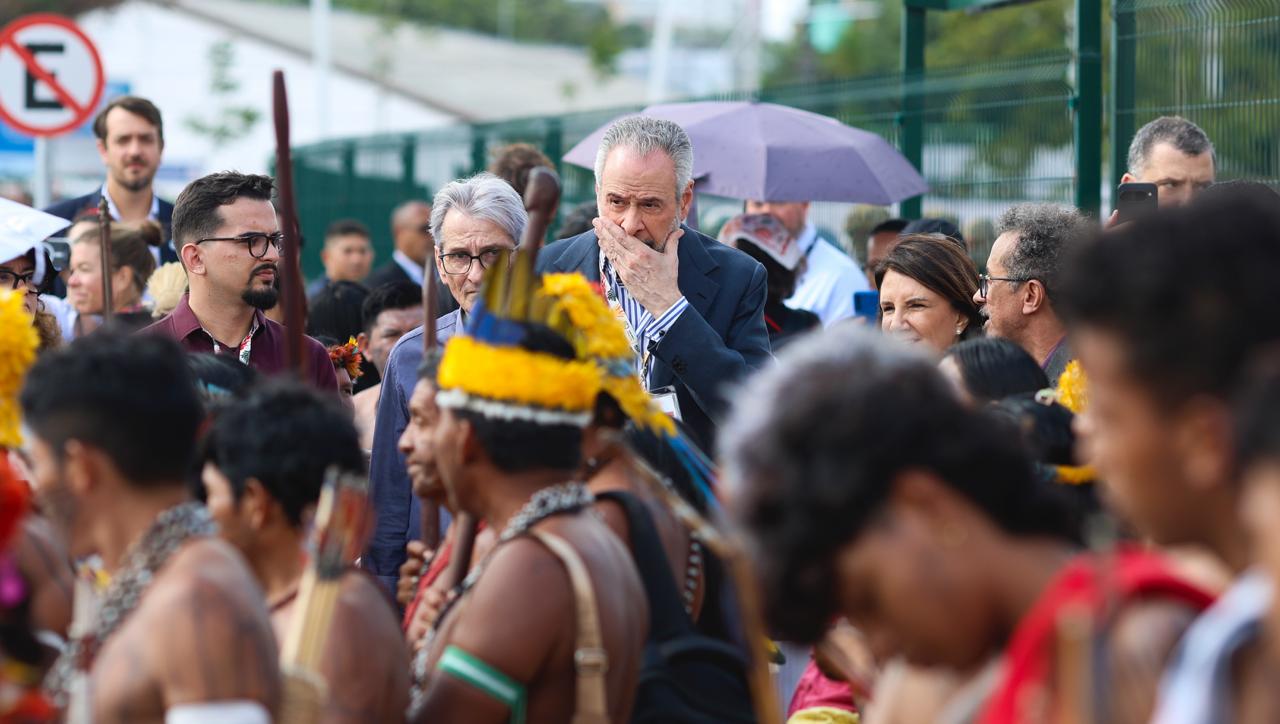 Ind&iacute;genas e manifestantes ligados ao Psol protestam na entrada da Zona Azul na COP30; O embaixador Andr&eacute; Corr&ecirc;a Lago
