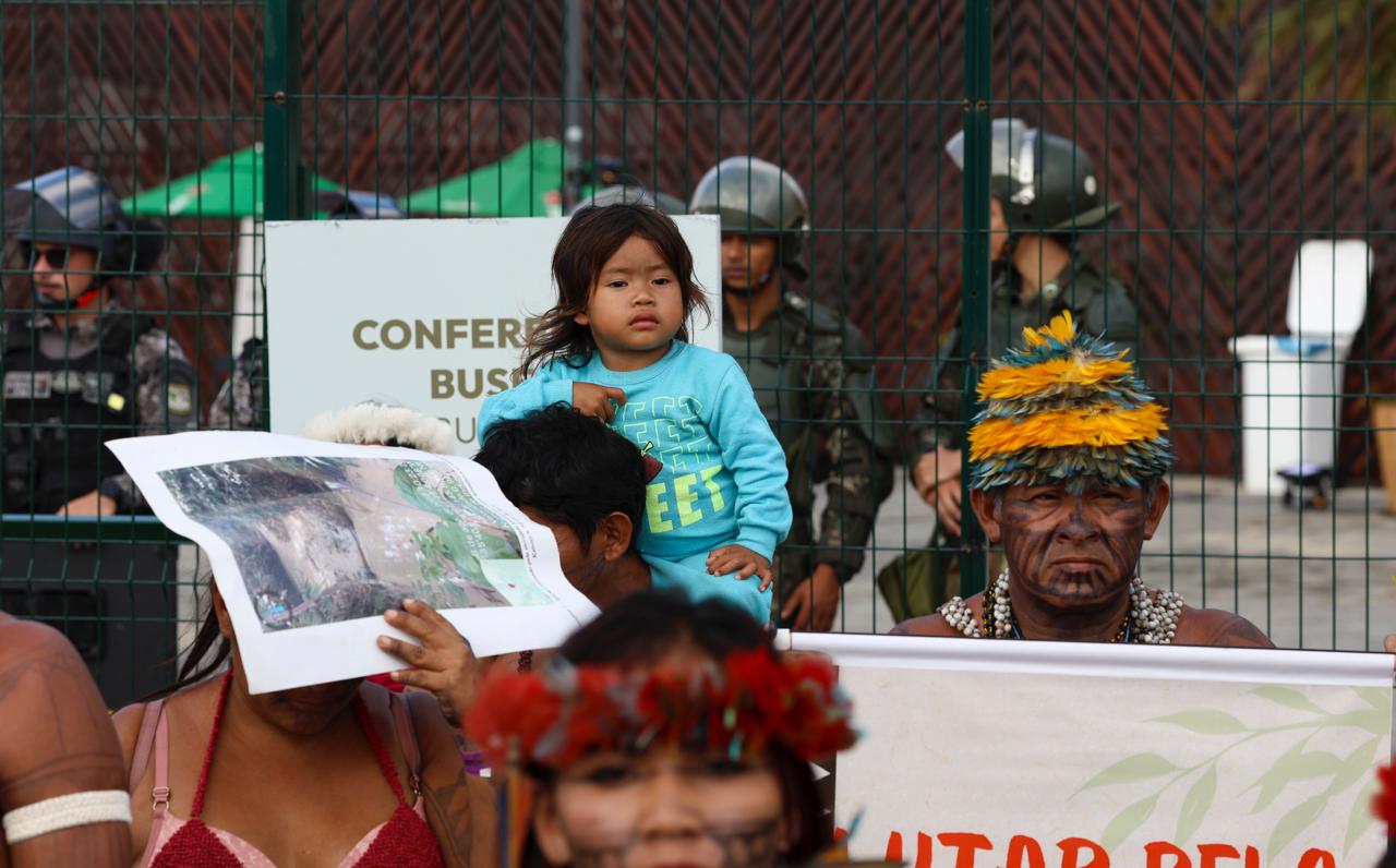 Ind&iacute;genas e manifestantes ligados ao Psol protestam na entrada da Zona Azul na COP30 | S&eacute;rgio Lima/Poder360