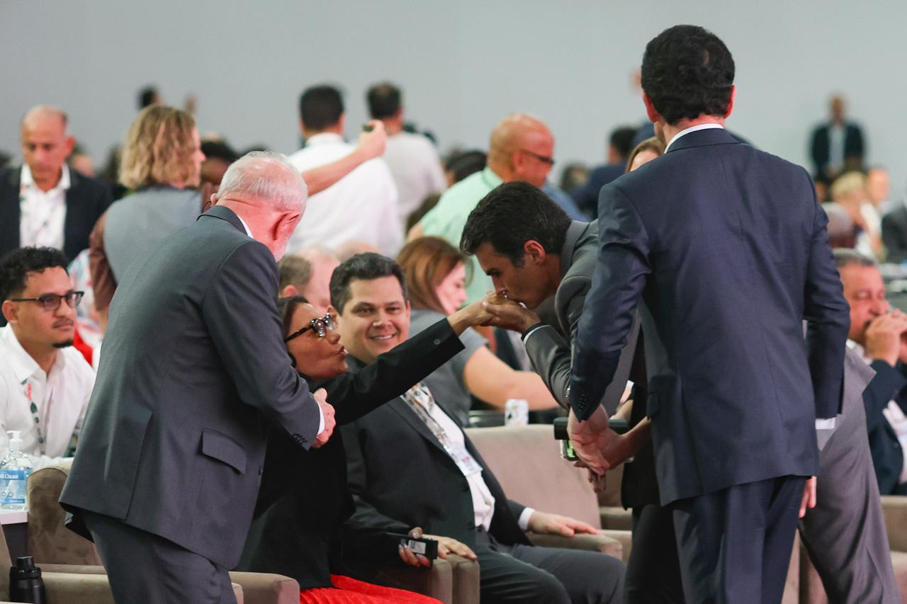 O presidente da COP30, o embaixador Andr&eacute; Corr&ecirc;a do Lago, abriu a 30&ordf; Confer&ecirc;ncia das Partes da Conven&ccedil;&atilde;o-Quadro das Na&ccedil;&otilde;es Unidas sobre Mudan&ccedil;a do Clima; durante a cerim&ocirc;nia, algumas autoridades cumprimentaram Janja com beijos na m&atilde;o
