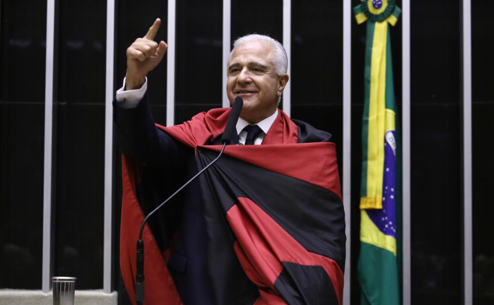O deputado Julio Lopes (PP-RJ) discursou na sess&atilde;o com a bandeira do Flamengo nas costas