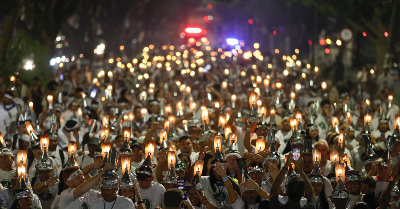Manifesta&ccedil;&atilde;o na noite de 5&ordf; feira (13.nov.2025) com centenas de integrantes e apoiadores das comunidades extrativistas 