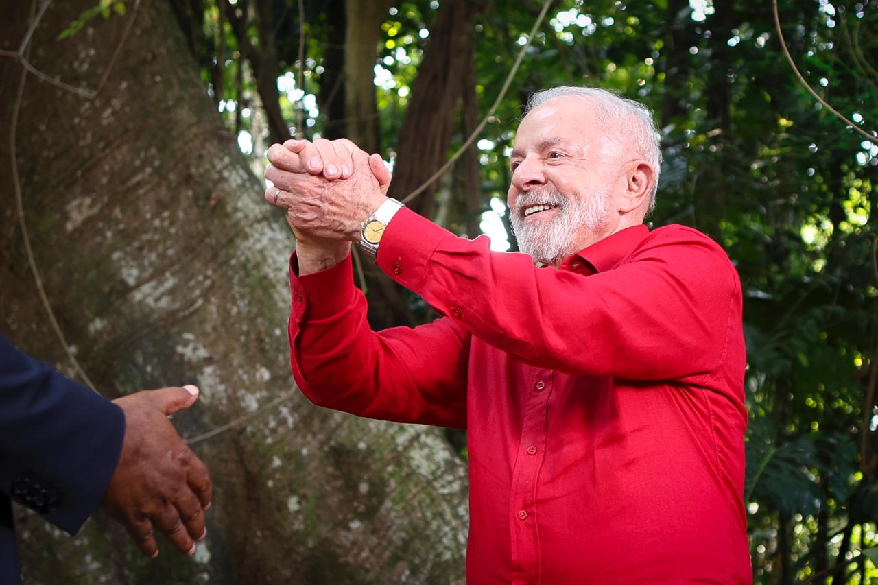 O presidente Luiz In&aacute;cio Lula da Silva (PT) em frente a uma Samauma centen&aacute;ria 