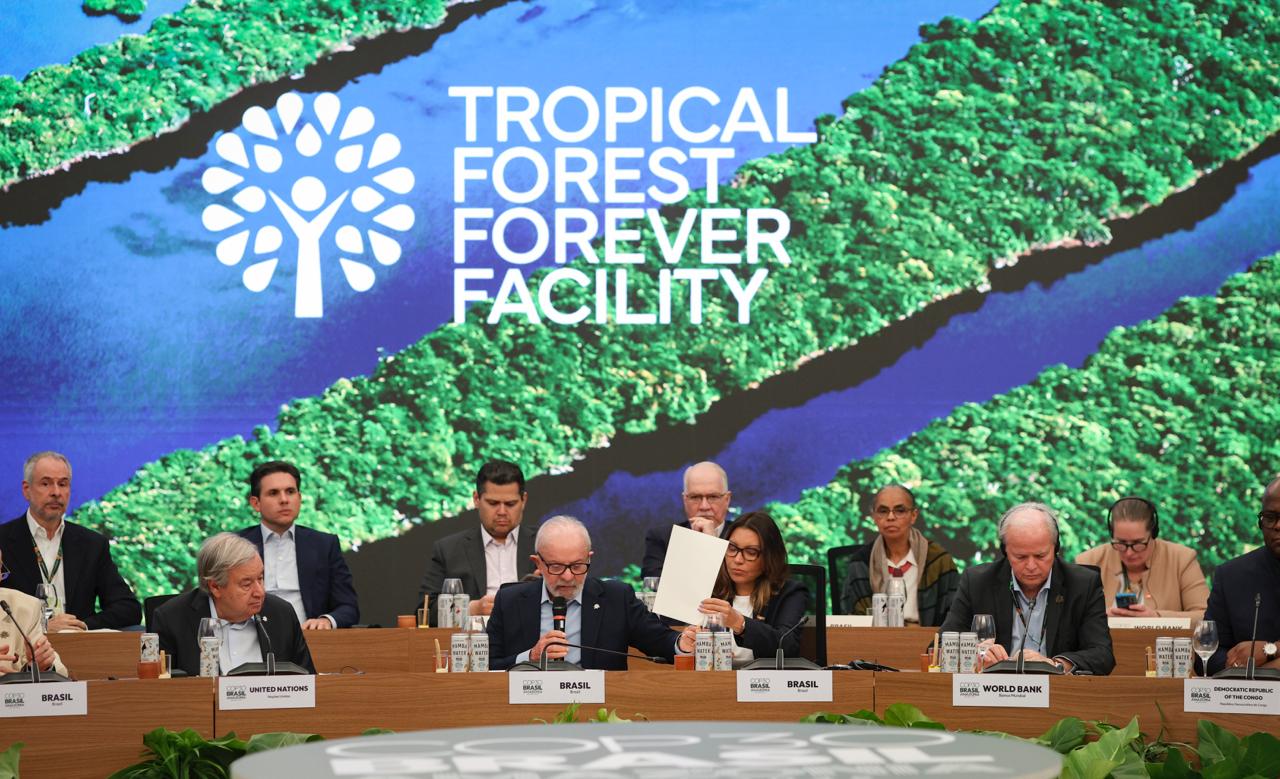 O presidente Lula em discurso sobre o Fundo de Florestas Tropicais para Sempre, principal iniciativa do Brasil na COP30; ao seu lado direito, a primeira-dama Janja Lula da Silva