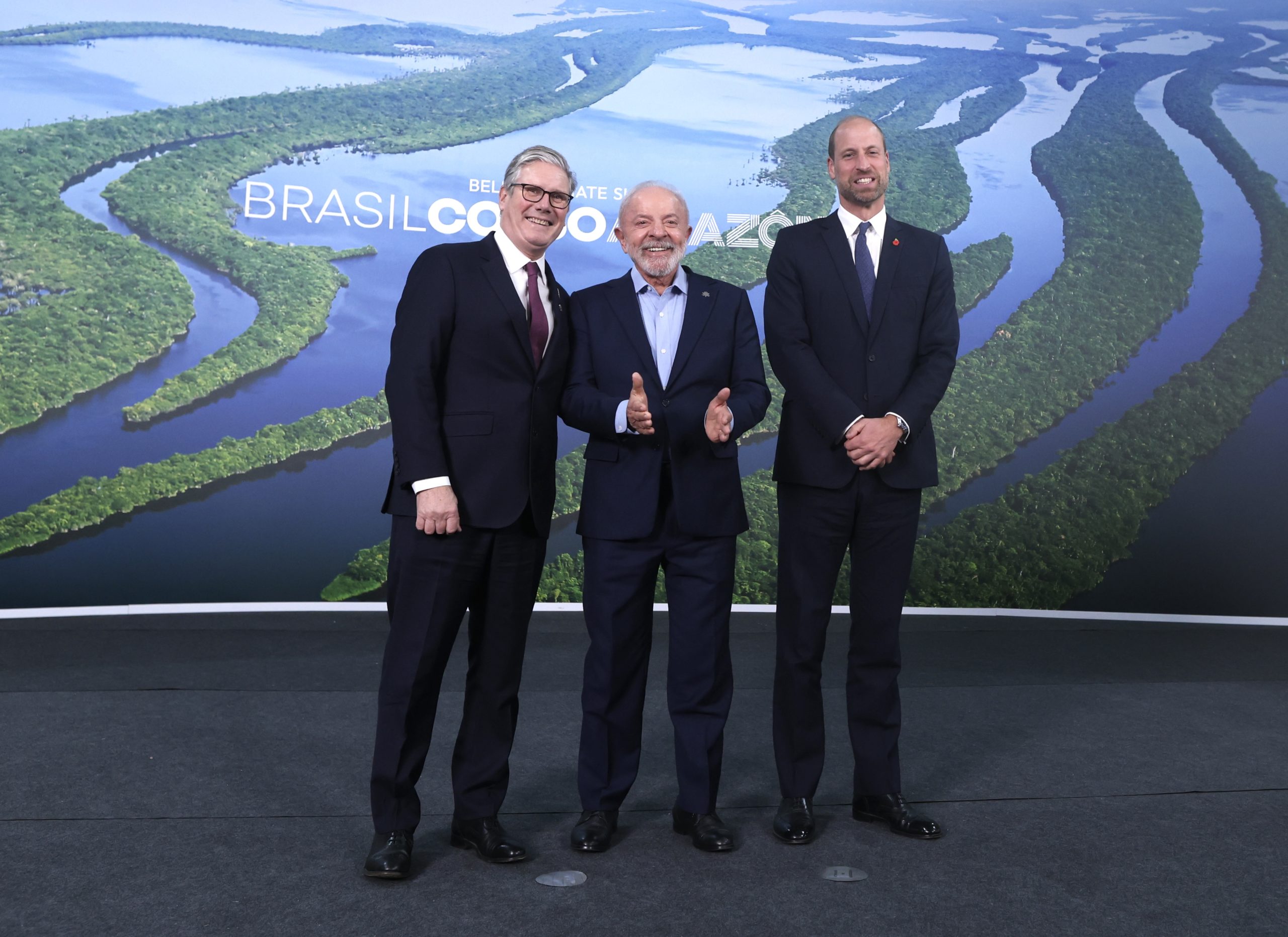 O primeiro-ministro brit&acirc;nico Keir Starmer e o pr&iacute;ncipe William discursaram em evento da COP30 e cobraram a&ccedil;&atilde;o coletiva contra mudan&ccedil;as clim&aacute;ticas; na imagem, as autoridades ao lado do presidente Lula
