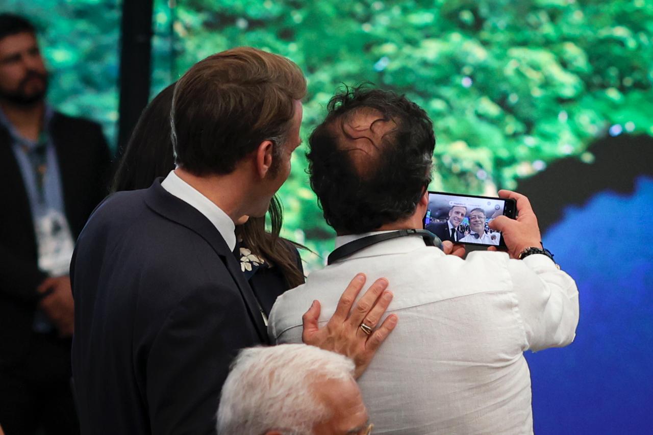 Durante a C&uacute;pula de L&iacute;deres em Bel&eacute;m, Petro e Macron tiram selfie juntos