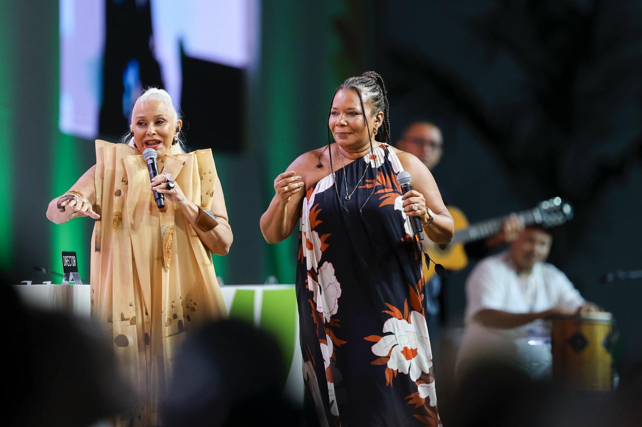 A ministra da Cultura, Margareth Menezes e Faf&aacute; de Bel&eacute;m cantam juntas 