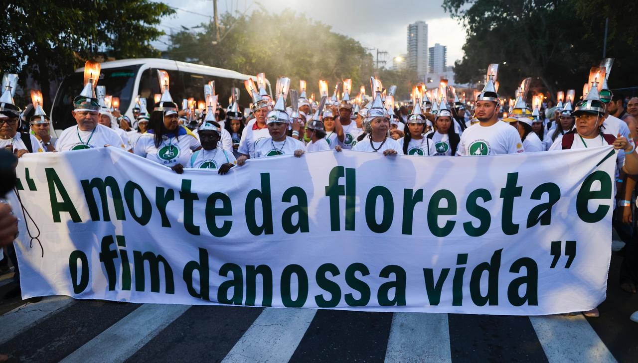 Uma manifesta&ccedil;&atilde;o tomou as ruas de Bel&eacute;m na noite de 5&ordf; feira (13.nov.2025), reunindo centenas de membros e apoiadores das comunidades extrativistas; O ato, segundo suas lideran&ccedil;as, celebrou os 40 anos do CNS (Conselho Nacional das Popula&ccedil;&otilde;es Extrativistas)