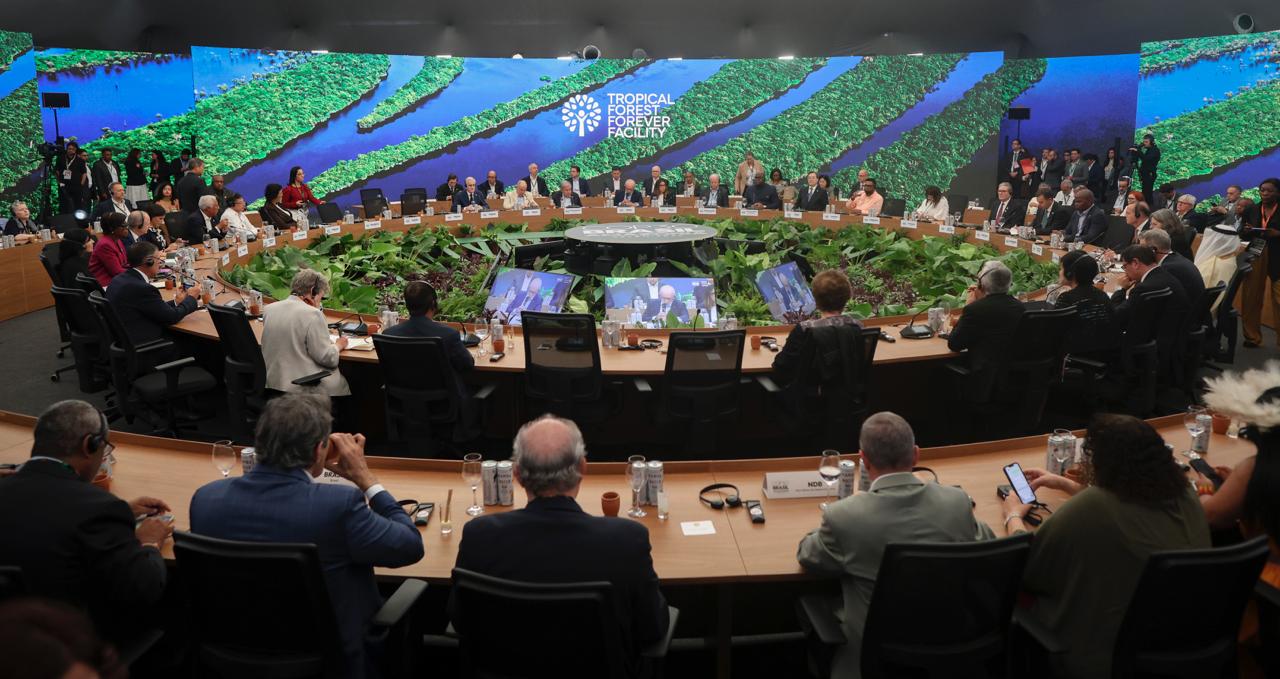 O presidente Luiz In&aacute;cio Lula da Silva (PT) ofereceu na 5&ordf; feira (6.nov.2025) um almo&ccedil;o para os pa&iacute;ses que apoiam o TFFF (sigla em ingl&ecirc;s para Fundo de Florestas Tropicais para Sempre) | S&eacute;rgio Lima/Poder360