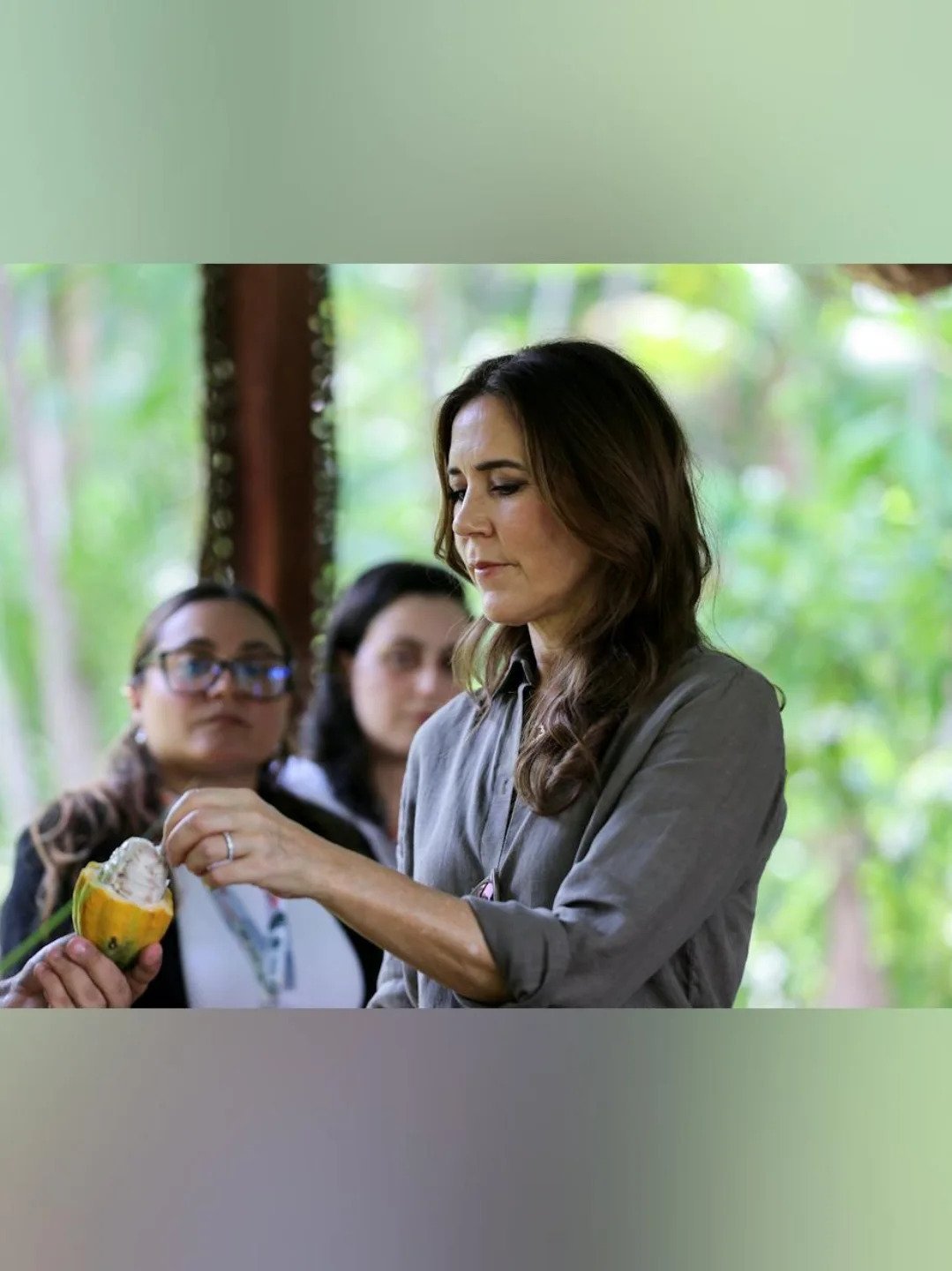 Rainha Mary em visita &agrave; Ilha de Combu