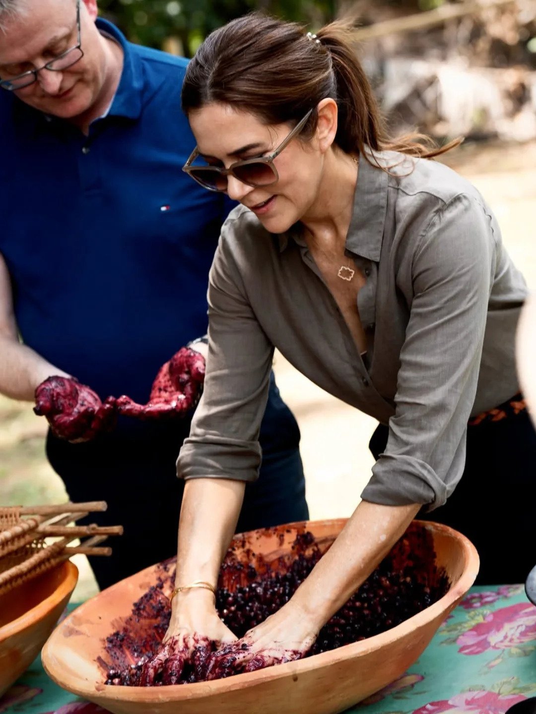 Rainha Mary faz a&ccedil;a&iacute;, iguaria t&iacute;pica da regi&atilde;o amaz&ocirc;nica
