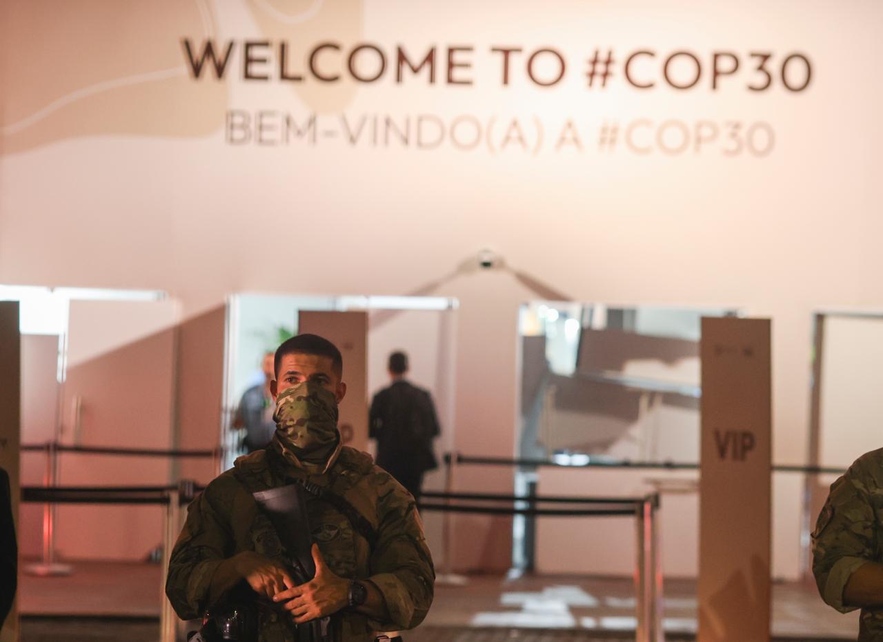 Pol&iacute;cia fecha acesso principal da Zona Azul da COP30, na noite do dia 13 de novembro, depois de tentativa de invas&atilde;o do local por manifestantes 