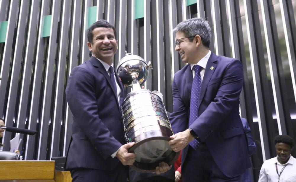 Da esquerda para a direita, o deputado Doutor Luizinho (PP-RJ) e o senador Randolfe Rodrigues (PT-AP) com a ta&ccedil;a da Libertadores do Flamengo 