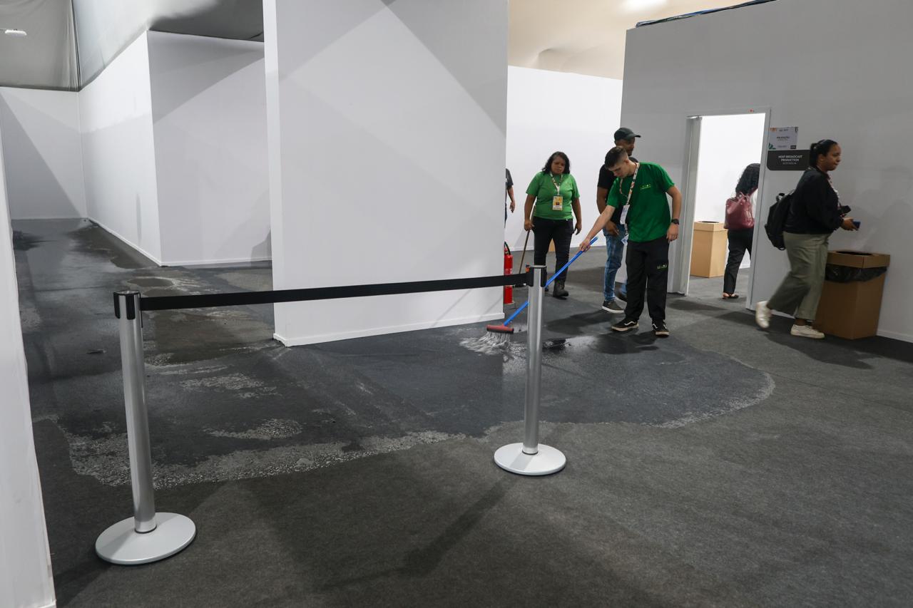 Telhado da COP30 tem vazamento de &aacute;gua de chuva; carpete de corredor do centro de m&iacute;dia da c&uacute;pula fica molhado - 10.nov.2025