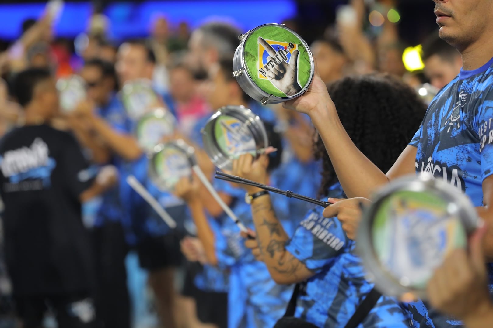 Acad&ecirc;micos de Niter&oacute;i realiza ensaio t&eacute;cnico na Marqu&ecirc;s de Sapuca&iacute;; escola homenagear&aacute; o presidente Luiz In&aacute;cio Lula da Silva em 2026