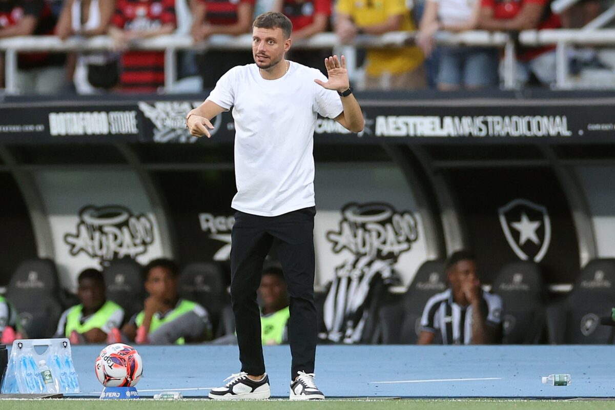 “Em casa será diferente”, garante técnico do Botafogo após derrota
