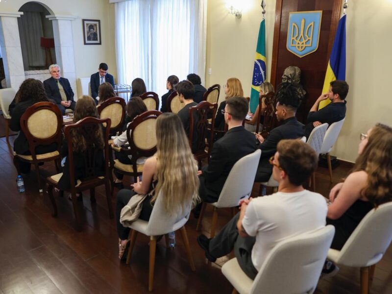 Trainees do Poder360 visitam a embaixada da Ucrânia